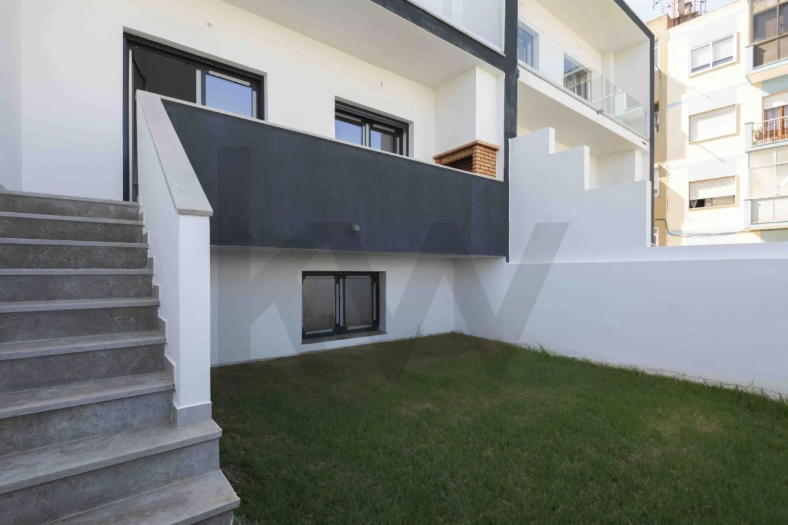 Moradias T4 com garagem situadas em rua principal da Cruz de Pau, na Amora. Seixal, Amora